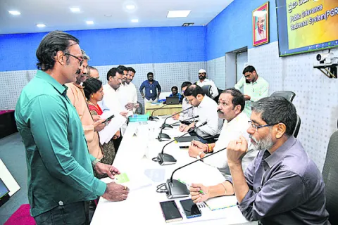 జీవీఎంసీ పీజీఆర్‌ఎస్‌కు వర్షం ఎఫెక్ట్‌