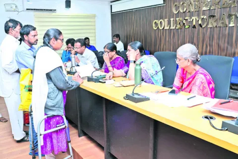 ఫిర్యాదులను వెంటనే పరిష్కరించాలి