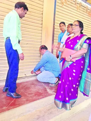 అనుమతుల్లో గారడీ.. ఆస్పత్రుల్లో దోపిడీ !