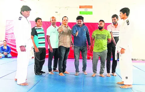 చాంపియన్లుగా నిలవాలి
