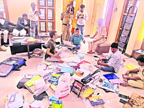 ఫైనాన్షియర్‌ ఇంట్లో పోలీసుల సోదాలు 