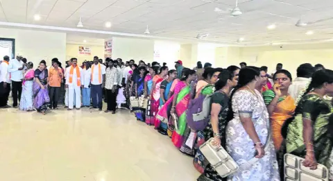 కొత్త సత్రంలో అన్నప్రసాదం కొరత 