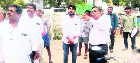 ఎనిమిది నెలలుగా జీతాలు లేవు 
