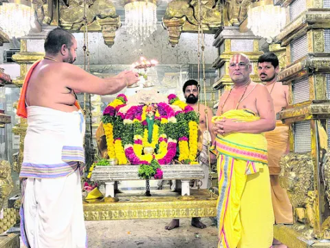 ఆండాళ్‌ అమ్మవారికి  ఊంజలి సేవ