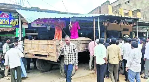 దుకాణాల పైకి దూసుకెళ్లిన ట్రాక్టర్‌