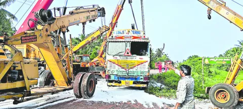 నాప్తాల్‌ ట్యాంకర్‌ బోల్తా 