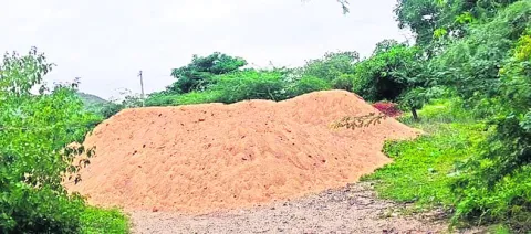 దర్జాగా ఇసుక దందా 