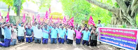 కార్మికుల పొట్టకొట్టొద్దు 