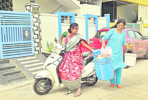 చెత్త సేకరణలో నిర్లక్ష్యంపై నిరసన 