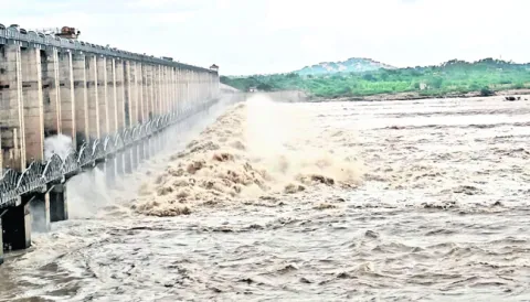 ఎగువ నుంచి జూరాలకు భారీగా వరద 