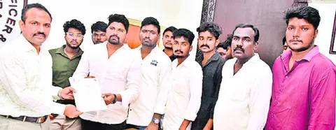విద్యార్థుల బాధలు పట్టవా ?