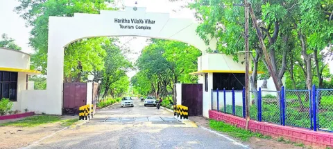  ఆతిథ్యమిస్తున్న హోటళ్లు 