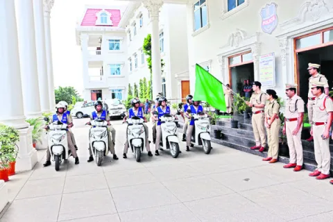 బ్లూకోల్ట్‌ విధుల్లో మహిళా కానిస్టేబుళ్లు