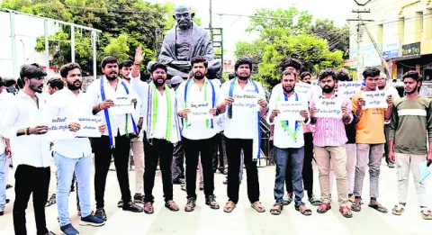 హాస్టళ్లలో పురుగుల అన్నం.. నీళ్ల చారే గతి