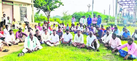 నిరంతర విద్యుత్‌ కోసం రైతుల ఆందోళన 