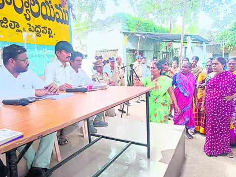 మా భూములు తీసుకుంటే బతికేదెట్లా? 