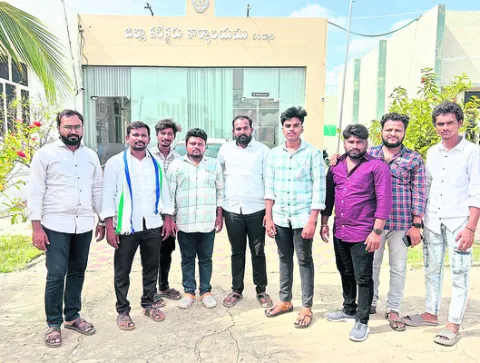 హాస్టళ్లలో నీళ్ల పప్పుతో అన్నం