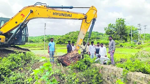 నల్లవాగు కాల్వలో పూడికతీత