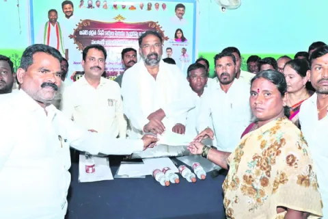 నాడు వైఎస్‌ఆర్‌.. నేడు రేవంత్‌రెడ్డి 