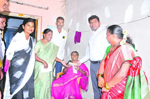 పింఛన్ల పంపిణీ పరిశీలించిన జిల్లా కలెక్టర్‌ 