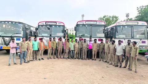 అద్దె బస్సు డ్రైవర్ల మెరుపు సమ్మె
