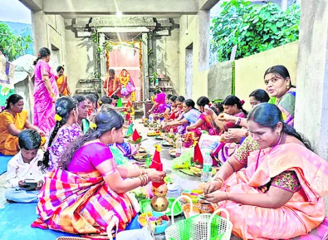 భక్తిశ్రద్ధలతో అమ్మవారికి పూజలు 