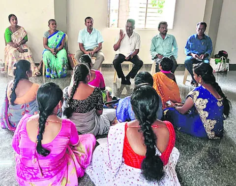 అంగన్‌వాడీ కేంద్రాలకు ట్యాబ్‌లు ఇవ్వాలి 