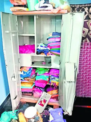 పట్ట పగలే చోరీ 