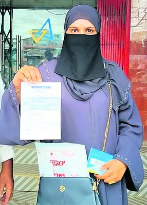 ఒకరి నగలు మరొకరికి అప్పగింత 
