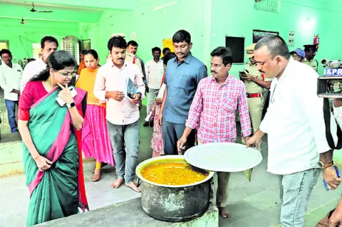 యూనిఫామ్‌లు ఇంకా ఇవ్వలేదా?