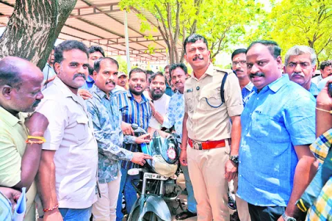 నకిలీ మీడియాను అరికట్టేందుకే స్టిక్కర్ల పంపిణీ 