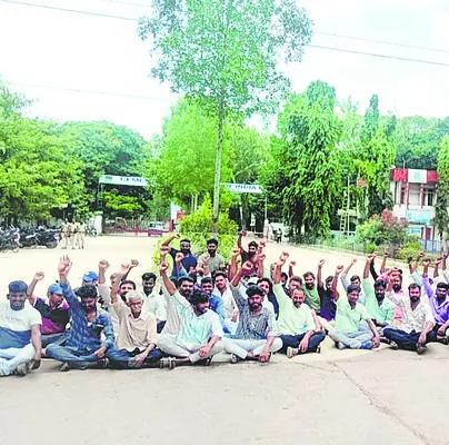 80 మంది కార్మికుల తొలగింపు 