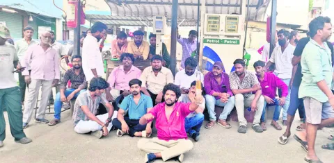 పెట్రోల్‌లో నీరు కలిసిందంటూ..