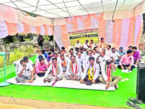 వాల్తేర్‌ డివిజన్‌ రన్నింగ్‌ స్టాఫ్‌ నిరాహార దీక్ష 