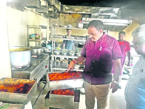 10 రెస్టారెంట్లు, దాబాలకు నోటీసులు 