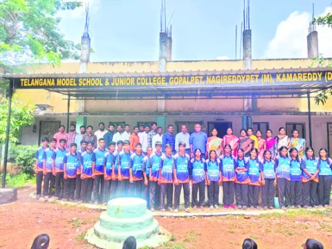 మోడల్‌స్కూల్‌ విద్యార్థులకు క్రీడాదుస్తుల అందజేత