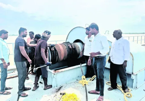డ్యాం గేట్ల రోప్‌ల పరిశీలన 