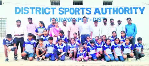 బాలికలు క్రీడల్లోనూ రాణించాలి 