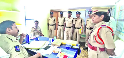 పనితీరు ప్రజలు మెచ్చేలా ఉండాలి 