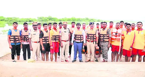 ‘ఖాకీ’లతో రెస్క్యూ టీమ్‌ 