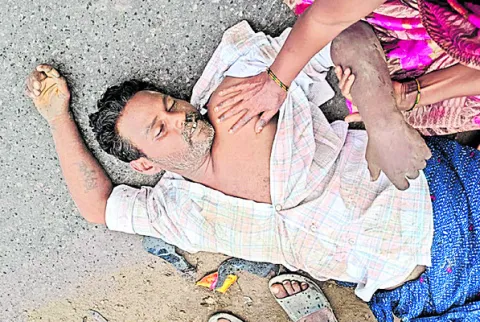 బైకును ఢీకొన్న లారీ.. వ్యక్తి మృతి 