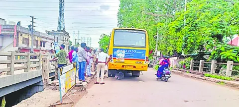 స్కూల్‌ బస్సుకు త్రుటిలో తప్పిన ప్రమాదం