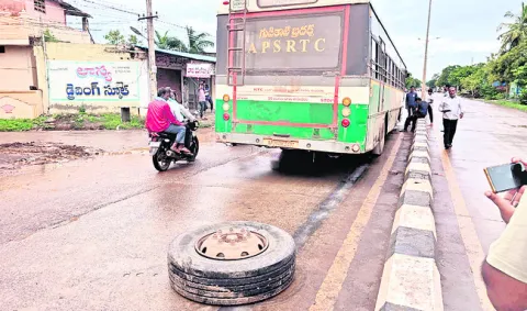 విరిగిపడిన బస్సు చక్రం 
