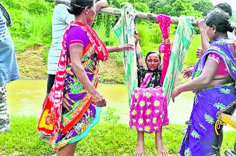 డోలీలో ఐదు కిలోమీటర్లు...