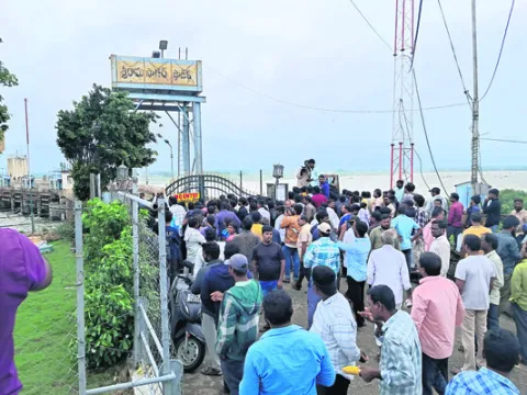 వరద గేట్ల వైపు అనుమతి నిరాకరణ