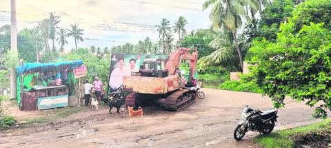 కూల్చివేతను అడ్డుకున్న దళితులు 