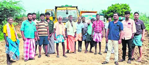 చెరువు కరకట్ట ధ్వంసం