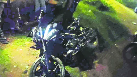 ప్రాణాల మీదకు తెచ్చిన ట్రిపుల్‌ రైడింగ్‌ 