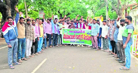 పామాయిల్‌ కార్మికులను ఆదుకోవాలి 