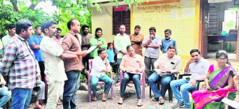 గ్రామాల్లో సమస్యలపై మంత్రి ఓఎస్డీకి వినతులు